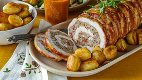 Рулет из индейки с колбасками