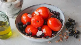 Маринованные помидоры с виноградом на зиму