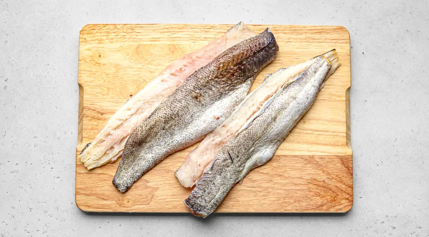 Хек, тушенный в томатном соусе с луком и морковью