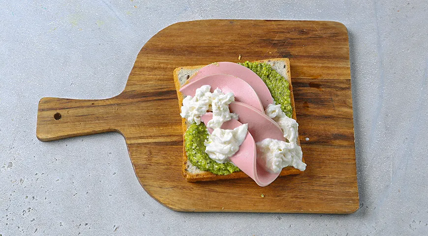 Тост с вареной колбасой, страчателлой и фисташками