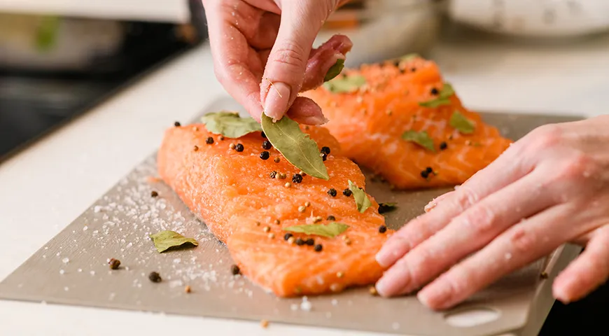 В посолочную смесь можно добавить любые специи по вкусу или обойтись только солью, без сахара