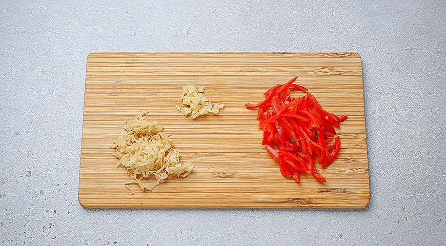 Салат из морской капусты с чили-заправкой