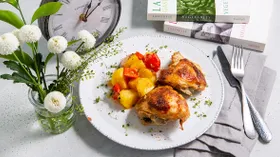 Куриные бедра с картошкой в духовке в рукаве