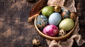 Как покрасить пасхальные яйца в технике тай-дай — с пеной и без нее