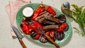 Колбаски чевапчичи с овощами и фетой на гриле