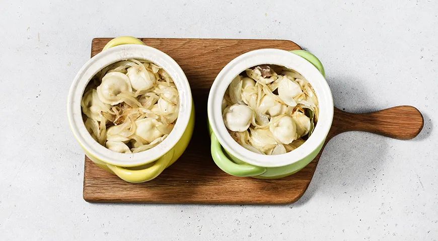 Пельмени в горшочке с сыром