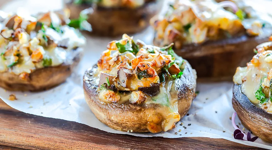 Шампиньоны, фаршированные сыром, чесноком и орехами