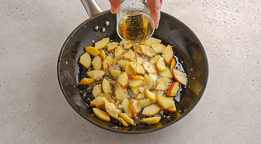 Курица с яблоками и сидром