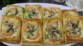 Слойки с креветками и сыром