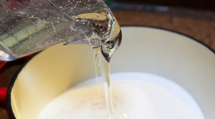 Добавление сиропа глюкозы в молоко для приготовления десерта