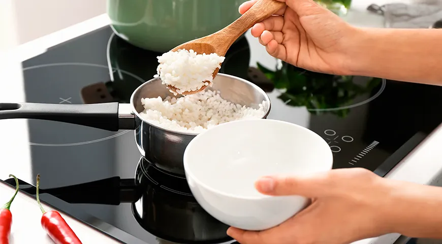 Для приготовления риса для онигири его нужно варить на медленном огне 15–20 минут