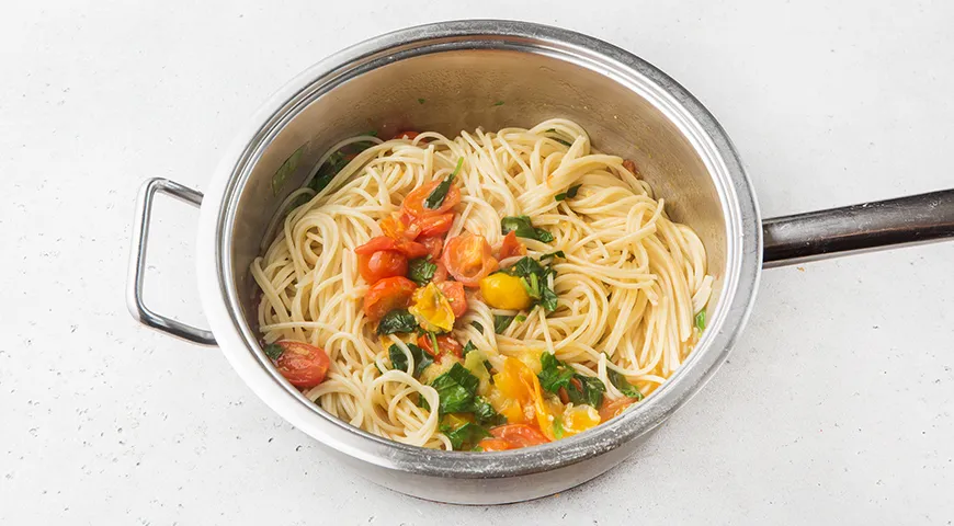 Спагетти с томатным соусом