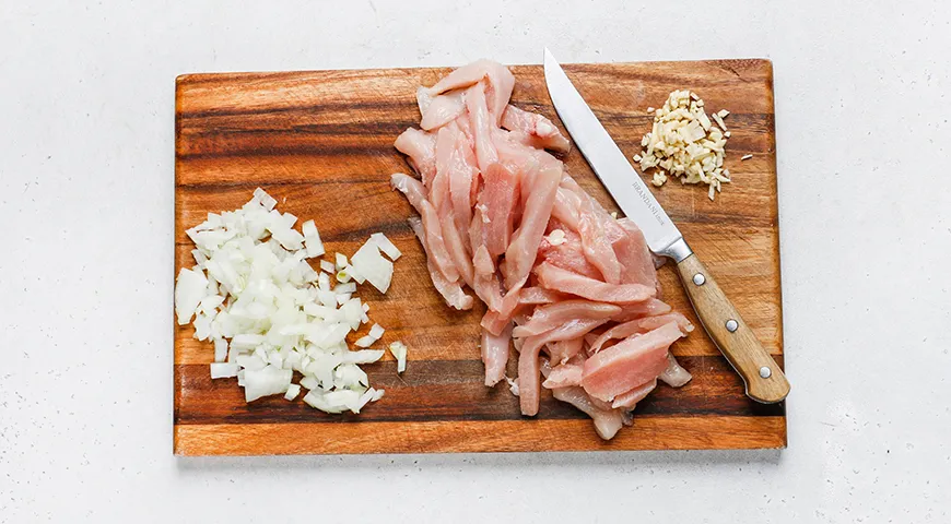 Спагетти с курицей в томатном соусе