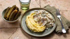 Рыба в сметанном соусе с солеными огурцами