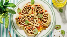 Блюдо из теста с говяжьим фаршем жирным