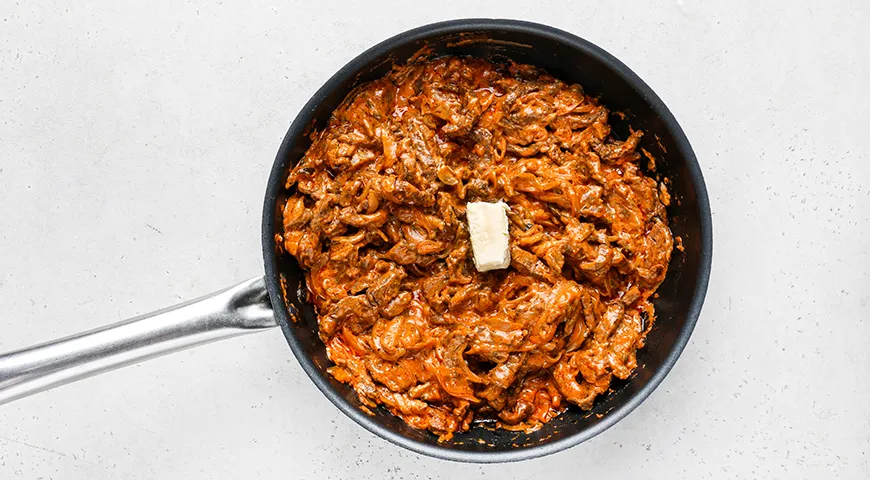 Бефстроганов из говядины с солеными огурцами и сметаной