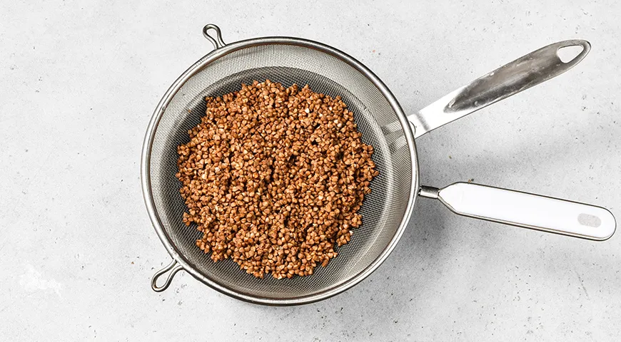 Гречка с котлетами на сковороде