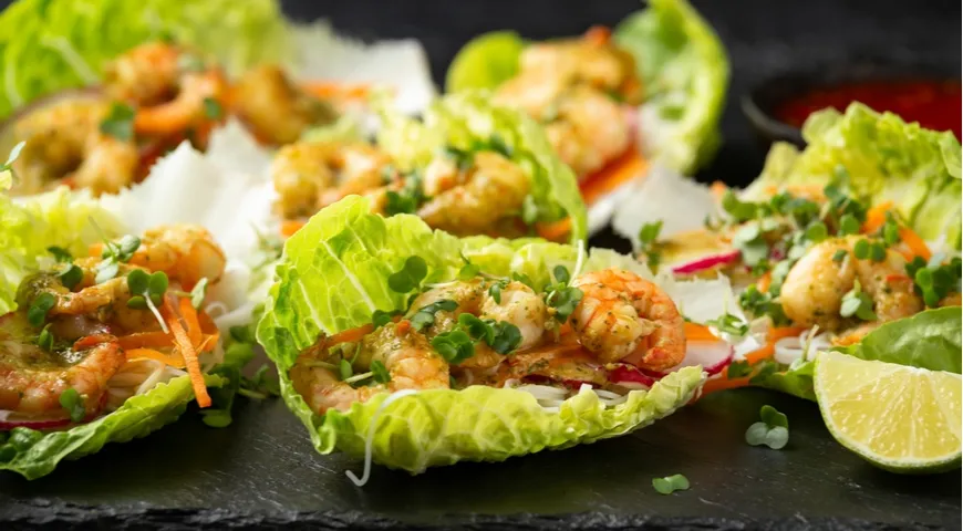 Креветки и салатные листья — идеальная комбинация белка и клетчатки