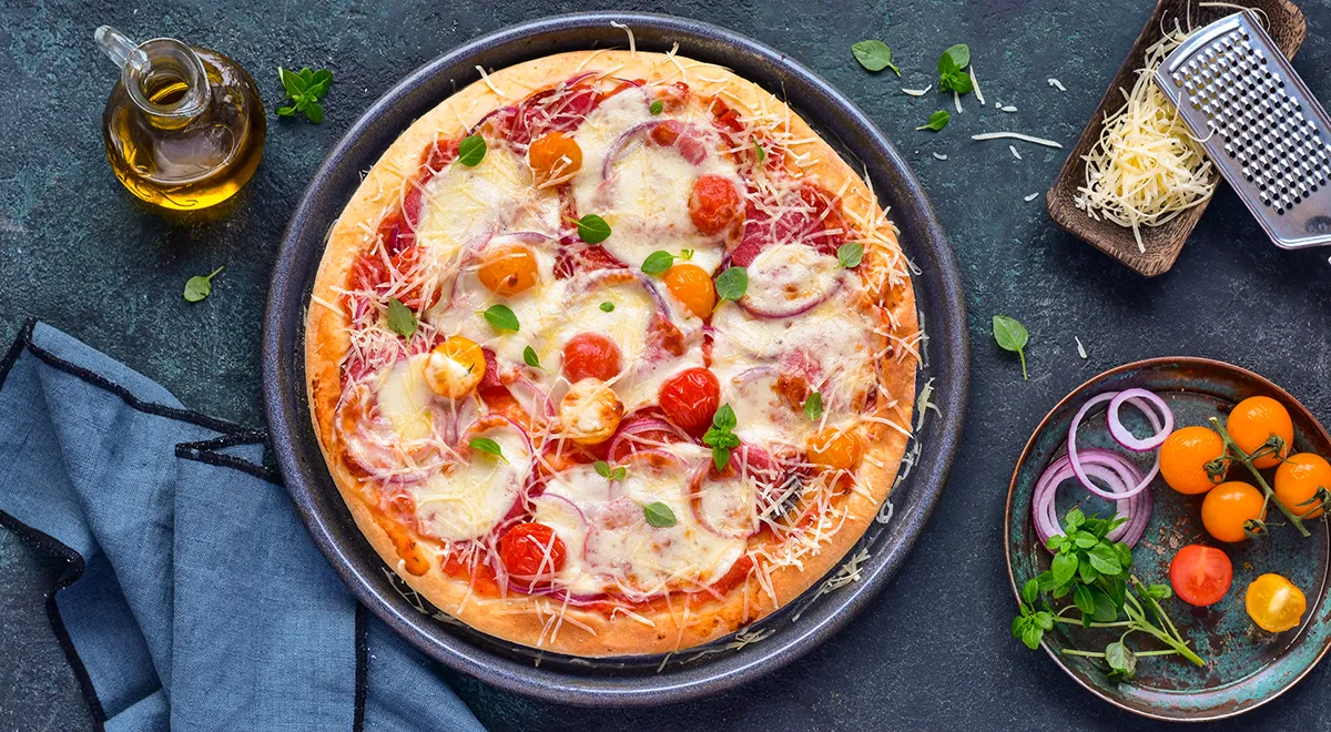 пицца с сосисками и помидорами и сыром рецепт | Дзен