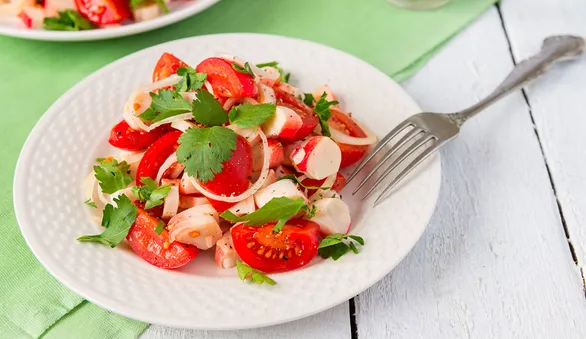 Салат с крабовыми палочками и помидорами