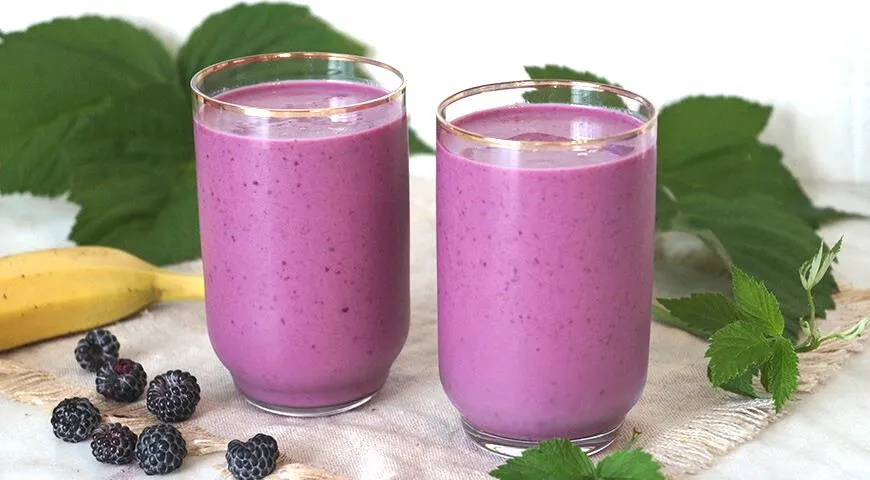 Молочный коктейль с ежевикой и бананом