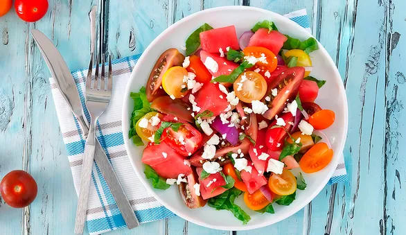15 вкусных и необычных салатов со свежими помидорами: с сыром, тунцом, картофелем, арбузом и не только