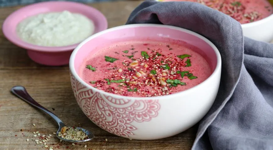 Свекольный суп с тахини и заатаром