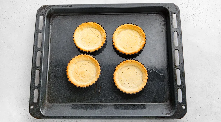 Песочные корзиночки с повидлом и белковым кремом