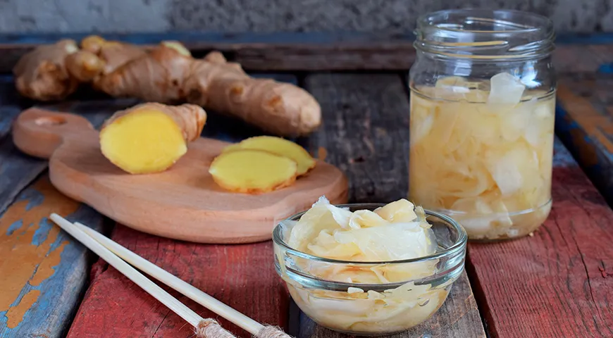 Помимо розового цвета, встречается и белый маринованный имбирь — его получают из самых молодых корней, которые не успели накопить пигменты