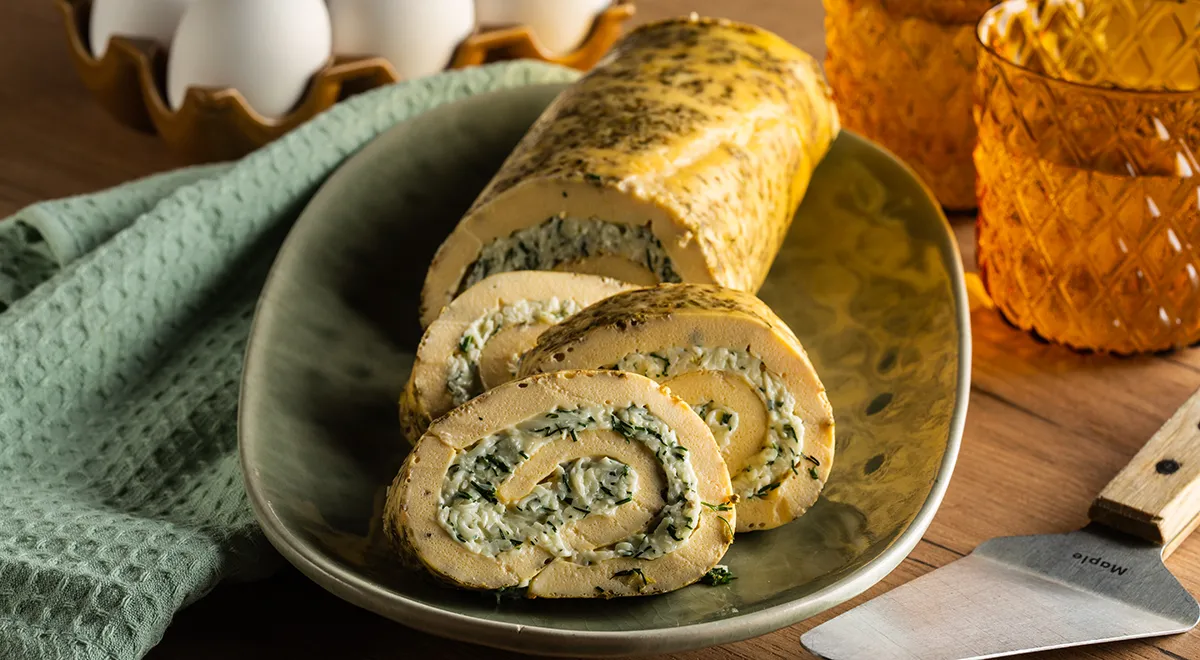 Рецепт яичного рулета с сыром, чесноком и сметаной 15%