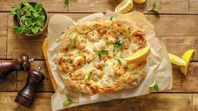Пицца Чесночные креветки (креветки, сливки, сыр, чеснок, зелень)