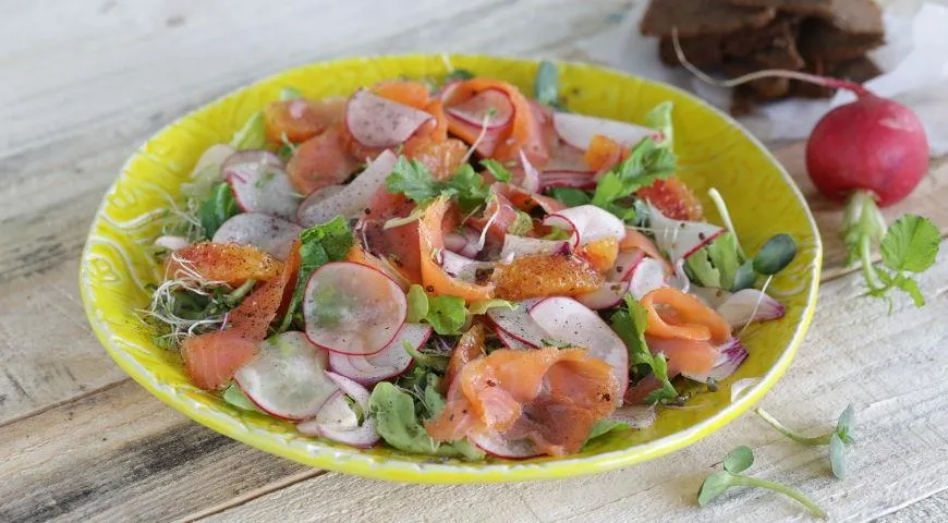 Салат из редиса с апельсинами и лососем