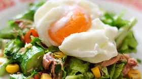 Салат с тунцом и яйцом-пашот
