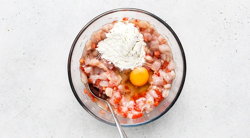 Рубленные куриные котлеты с помидорами