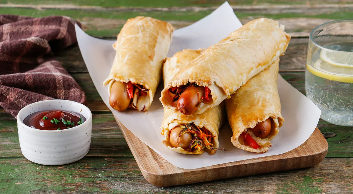 Сосиски в тесте, с овощами и сыром