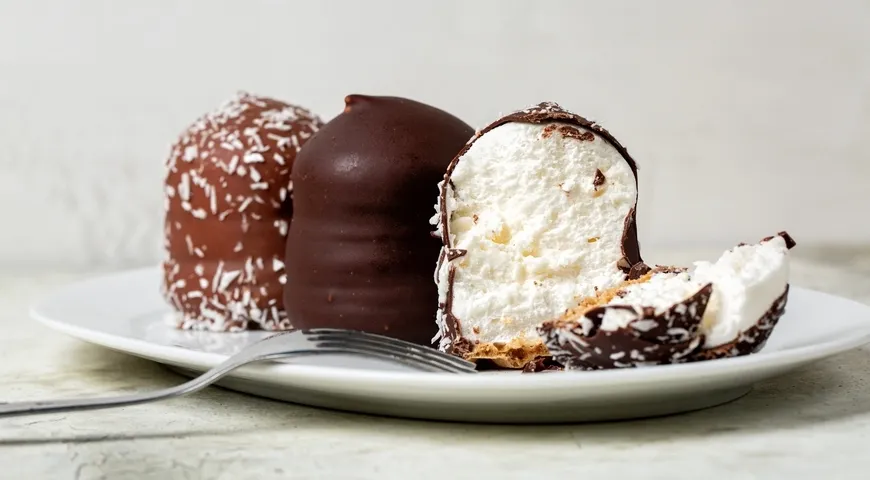 В Германии популярны Schokoküsse — зефирные купола в шоколаде, часто на вафельной основе, которые можно встретить на ярмарках и детских праздниках