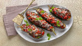 Баклажаны, фаршированные колбасками и овощами
