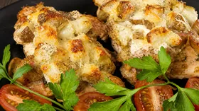 Филе курицы, запеченное с грушами и сыром.