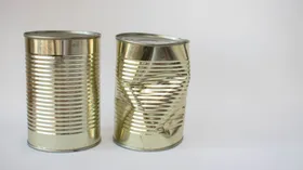 В Роспотребнадзоре ответили, безопасно ли покупать консервы в мятых банках