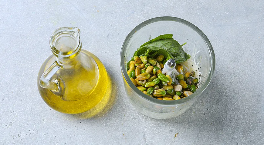 Тост с вареной колбасой, страчателлой и фисташками