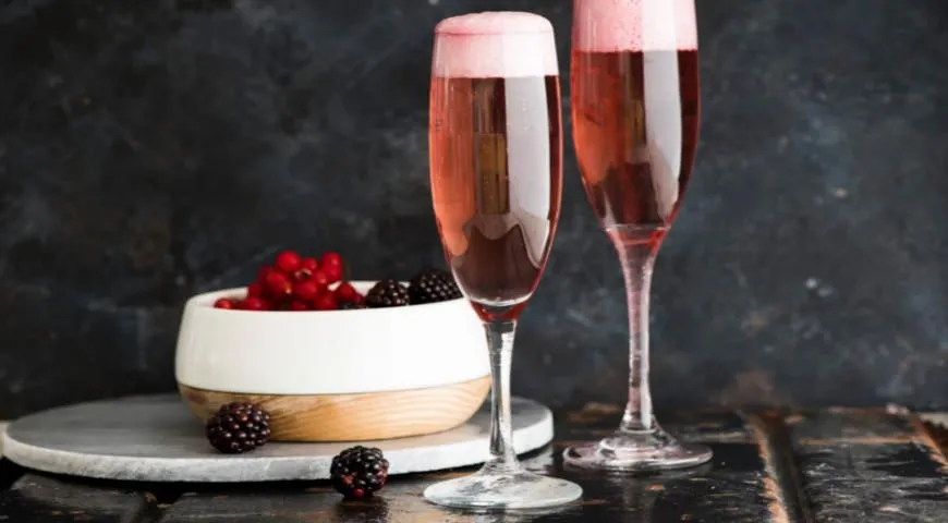 Коктейль Шампанское с ягодной пеной на Новый год
