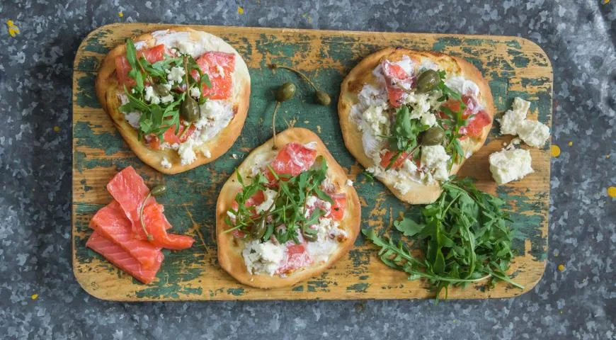 Пиццетты с лососем и сметаной