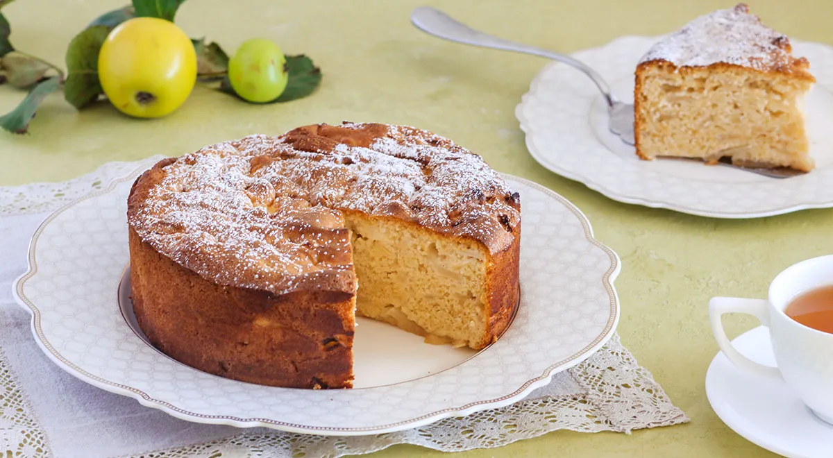 Ваше любимое: ПП-шарлотка с творогом и яблоками