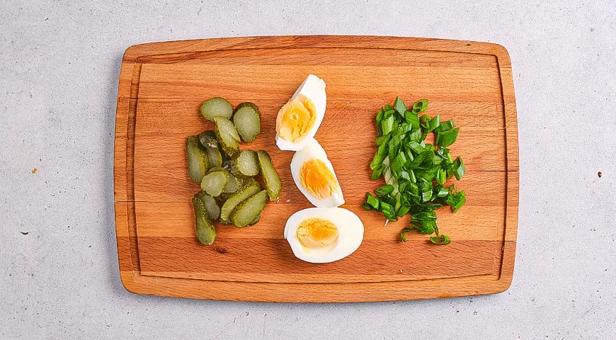 Бутерброд с сырокопченой колбасой и яйцом