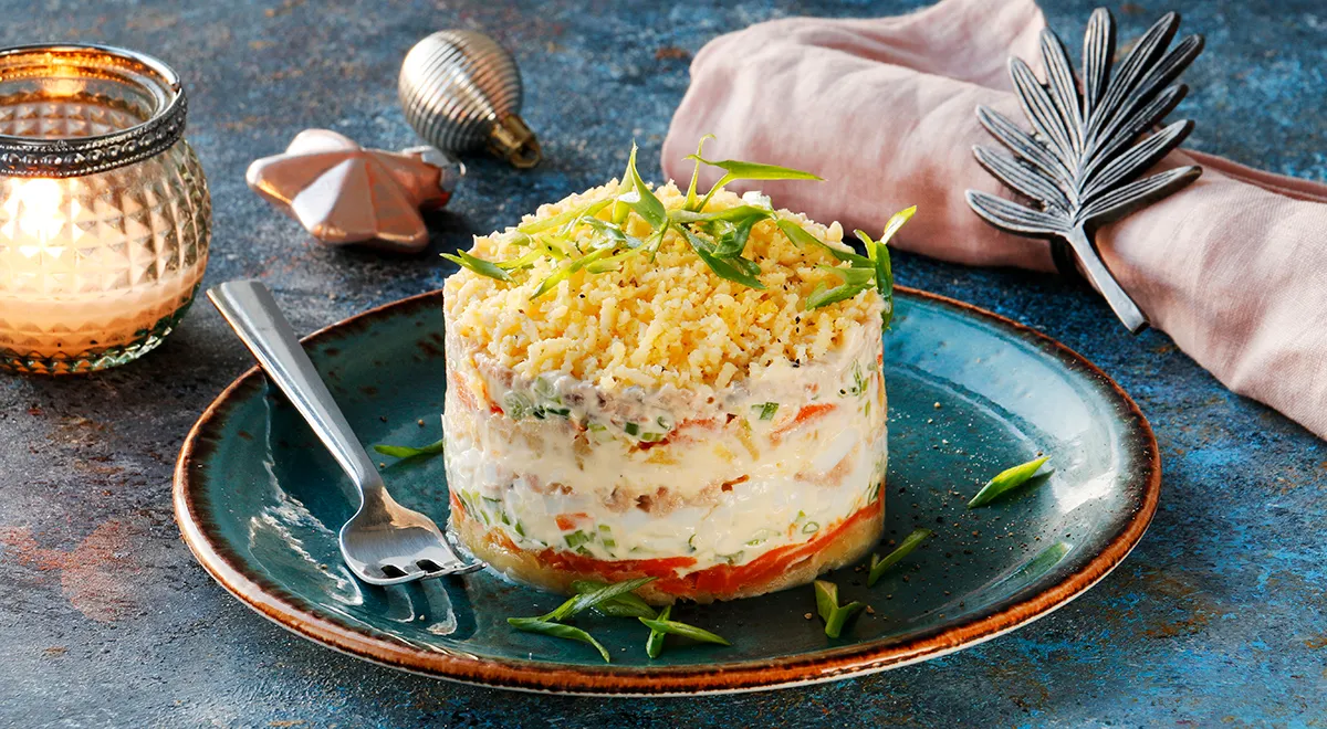 Салат с кальмарами и крабовыми палочками - рецепт с фото пошагово