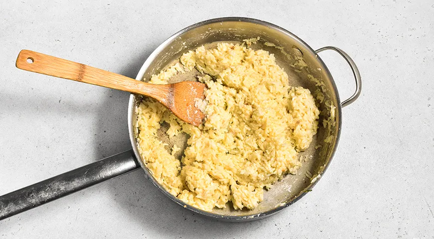 Рис со свининой и овощами в сковороде