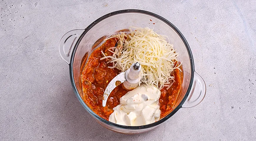 Несладкие сырники с соусом из запеченных овощей