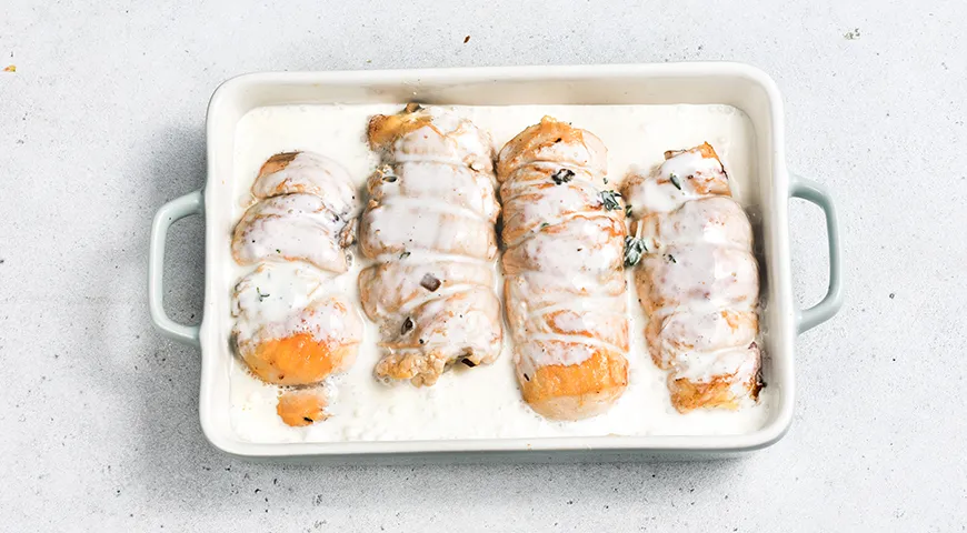 Куриные рулеты с грибами и сыром в сметанном соусе в духовке