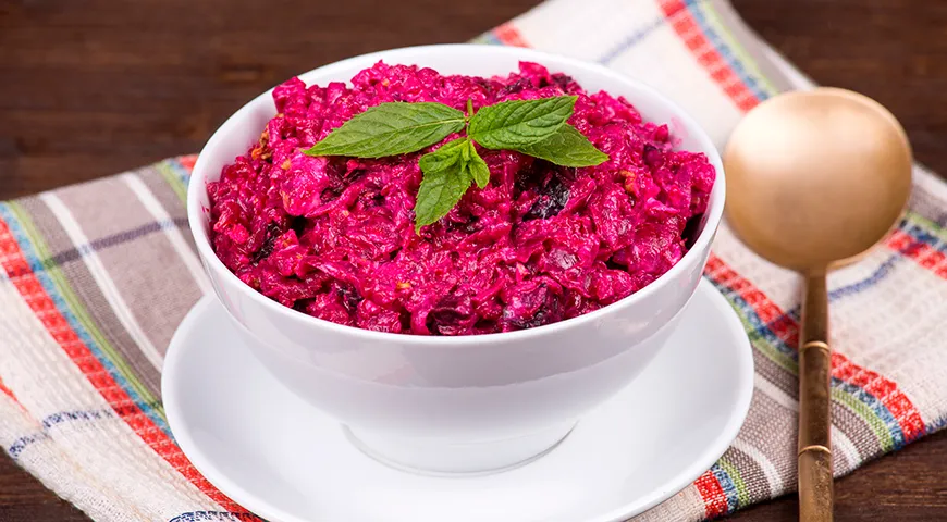  Салат из свеклы с черносливом 