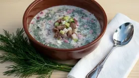 Окрошка на бульоне с говядиной